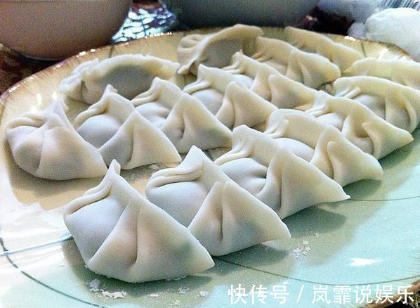 煮饺子时，千万别清水下锅了，大厨加点“它”，饺子好吃不粘锅