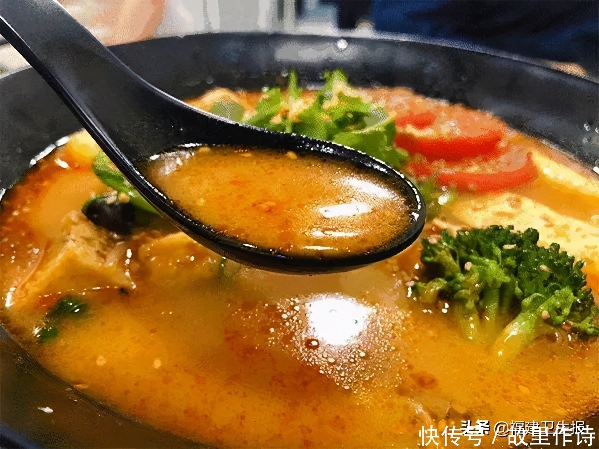  食物|女孩吃了一碗加麻加辣的麻辣烫后，竟变成这样