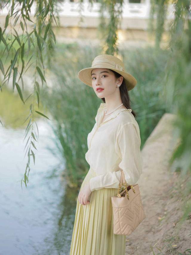 白色衬衫|小个子女生这样穿搭显高显瘦,白色衬衫搭配百褶裙温柔优雅,真美