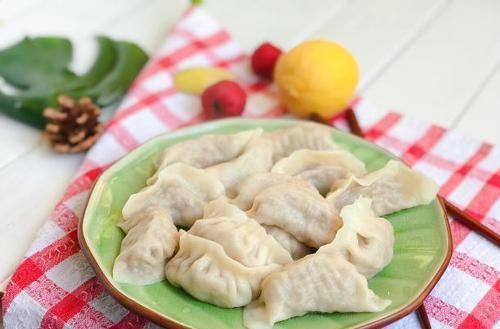 白菜焯水再包馅大错特错，加盐也不对，这种做法最正确，香嫩紧实