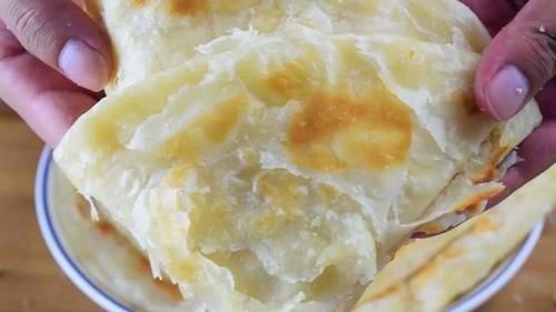 家常烙饼怎样做不硬？掌握这做法，做出来柔软起层，凉了也不硬