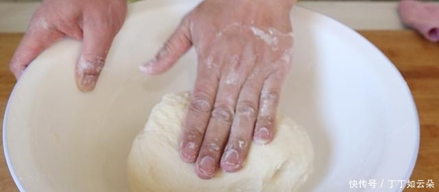 我家里祖传三代做油饼的配方,味道松软,放半个月不硬,太香了
