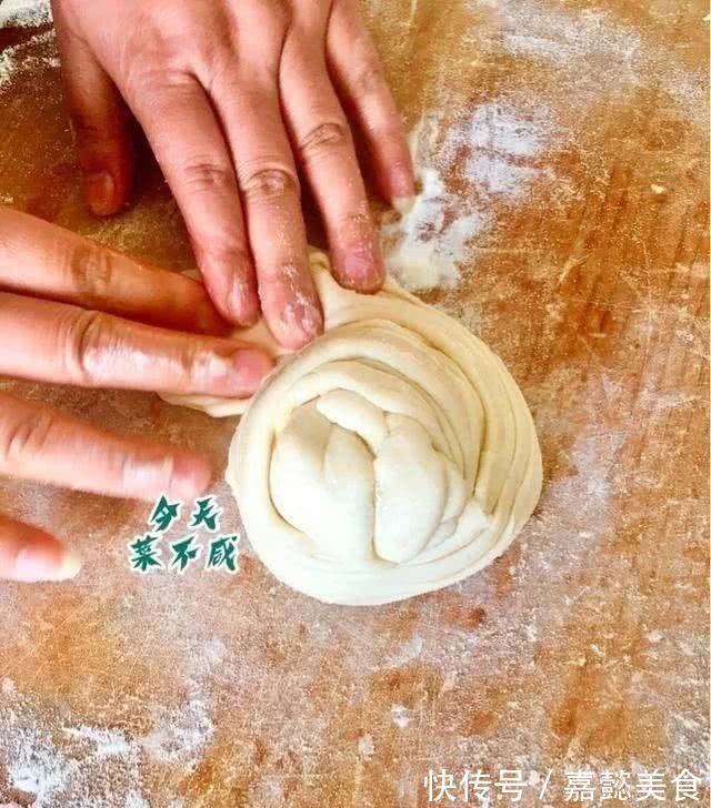 烙饼|温水或凉水和面都不对,试试我烙饼的特殊方法,松软酥香,放一天都不会硬