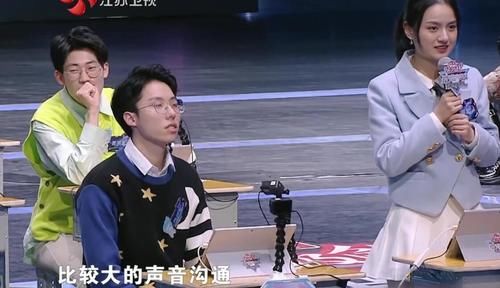 关睿怡指出了选手敢怒不敢言的问题，薛兆丰却当场甩锅，太尴尬了