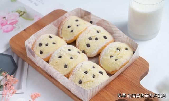 轻轻软软像在捏了朵云,一口下去奶香、醇苦、香甜、微酸