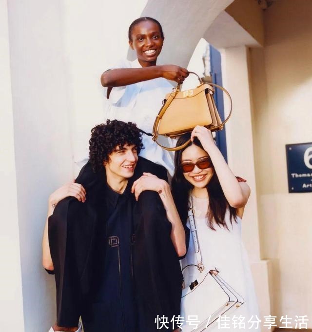 peekaboo 无论时尚圈的风怎么刮,Fendi这个包包都永不过时!