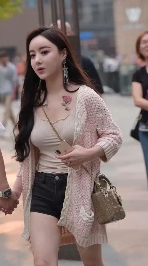 吊带|时尚裤子搭配粉色吊带，时尚好看，日常色彩穿搭