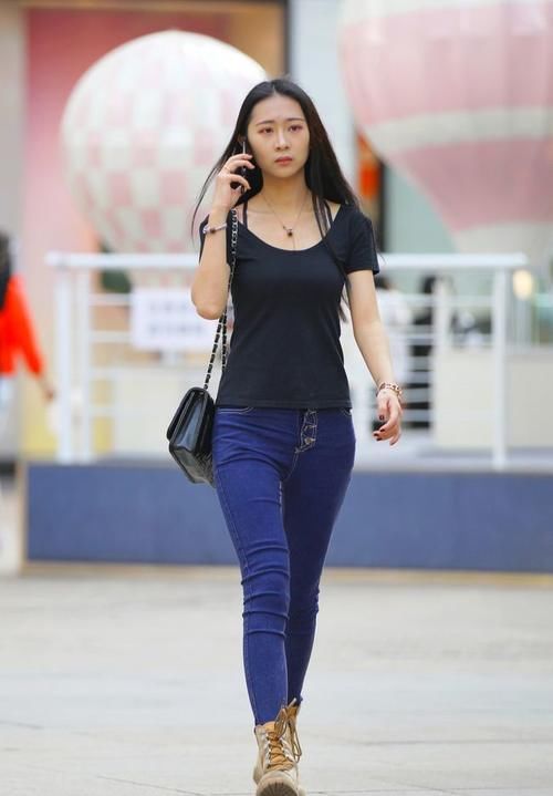 短袖|黑色短袖搭配紧身牛仔裤,小姐姐这身搭配很时髦,这身材太显高了