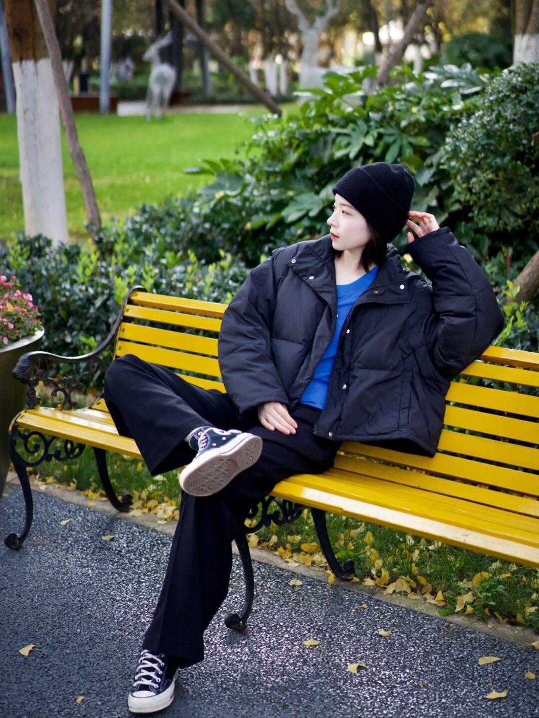 羽绒服 爱美的女人穿羽绒服不配打底裤,这些裤子更时髦个性,你有几条?