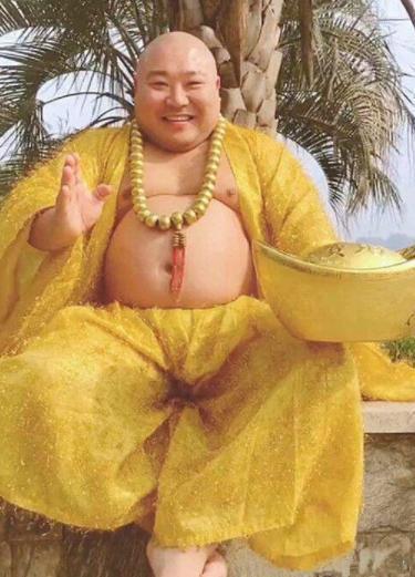 观音#他长得酷似弥勒佛,走红后被富婆看中带回家“供养”,现今如何