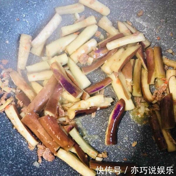 茄子还是这样做最好吃，孩子隔三差五吃，上桌就想抢光！
