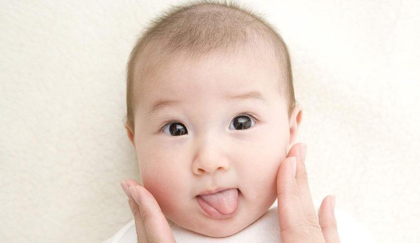 舌头|宝宝吐舌头,看起来可爱,可能却有这3个身体问题!宝妈要当心