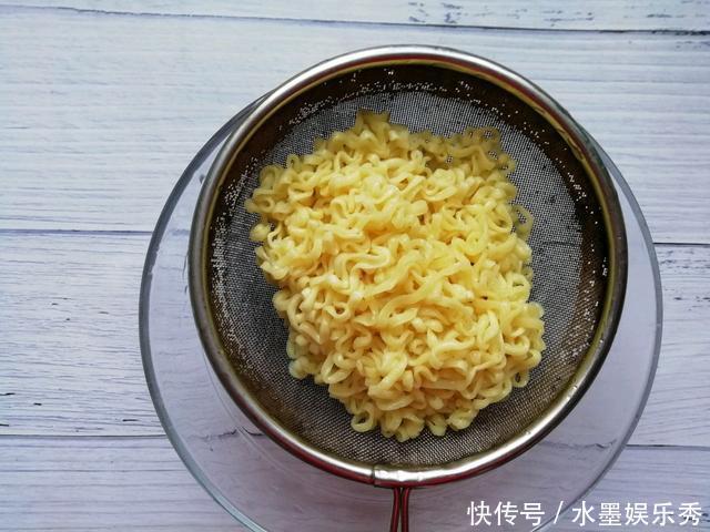 泡面“神仙”吃法搭配火腿肠炒着吃，Q弹巨好吃