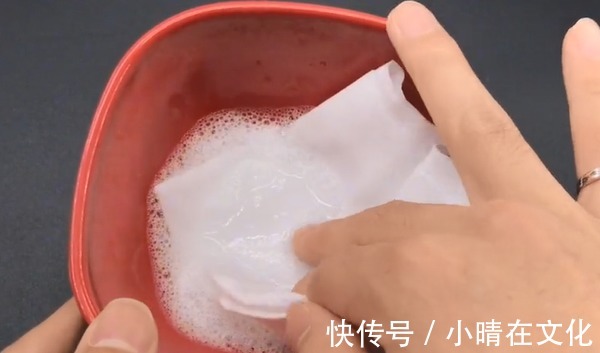 白墙脏了不用重新刷，用不值钱的东西擦一擦，立马白净如新，真棒