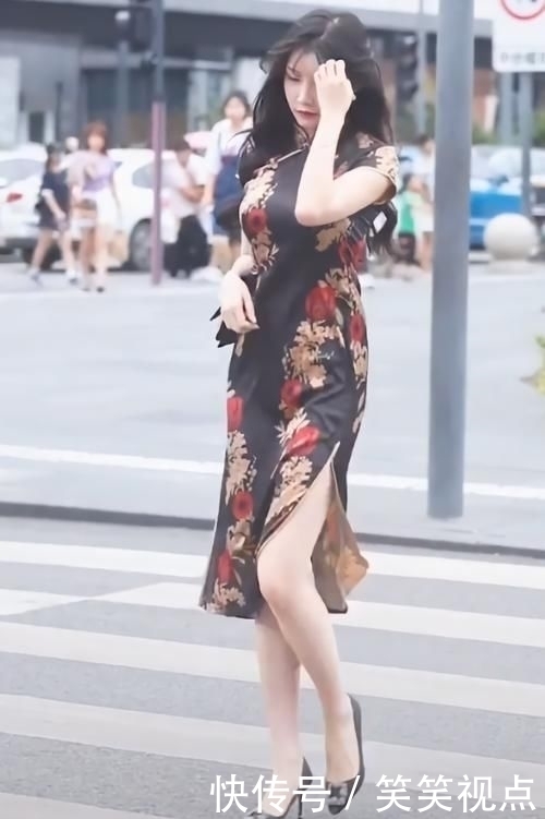 女孩的“梨形身材”完美诠释旗袍的美，走在街上，回头率百分百