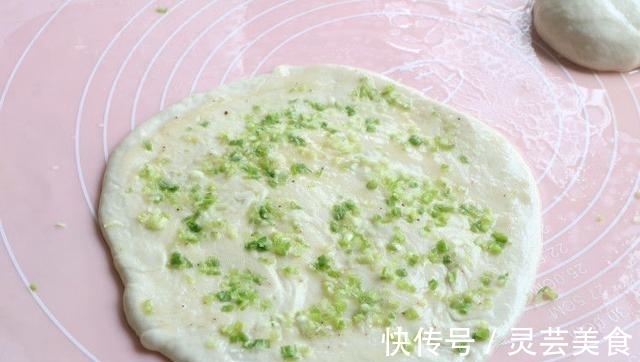 做法简单的烙饼，不用揉面不用发面，外酥里嫩热乎乎的才好吃