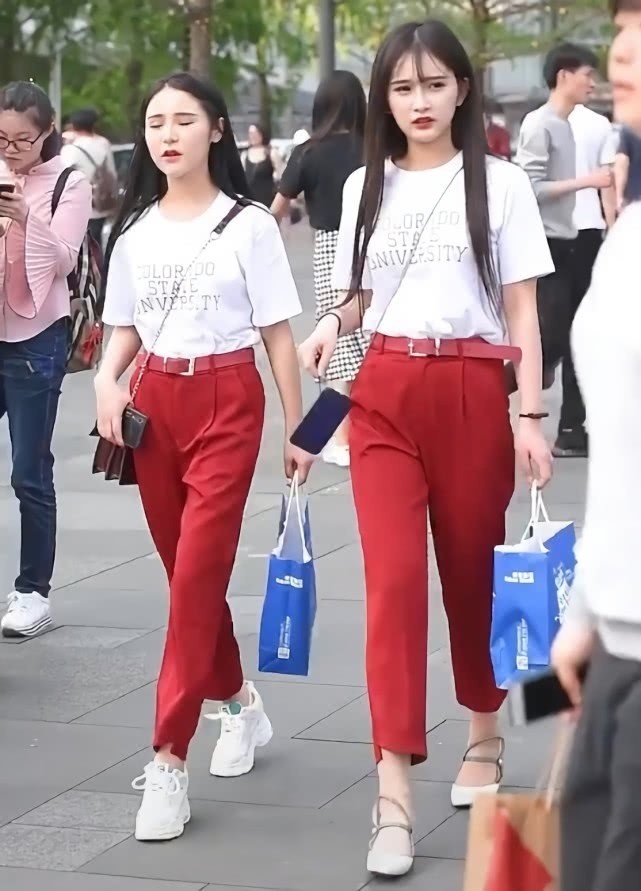 闺蜜同穿“辣椒裤”,一个初中生一个“社会人”,鞋子很重要!