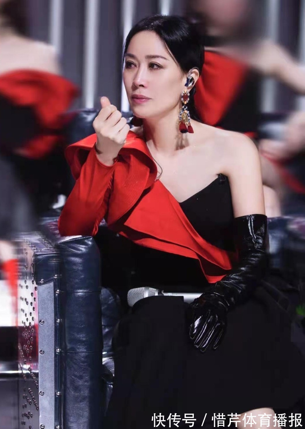 53岁那英挑战空中瑜伽，为决赛变小哭包？张柏芝穿芭比粉秀长腿