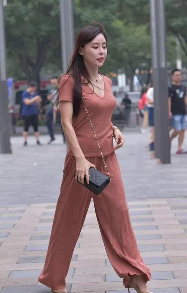人人|街拍美女小姐姐最显气质的阔腿裤套装,人人可驾驭