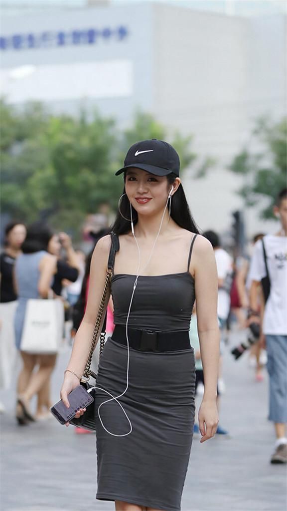 美丽的连衣裙结合运动穿搭,形成了混搭运动风,说不出的好看