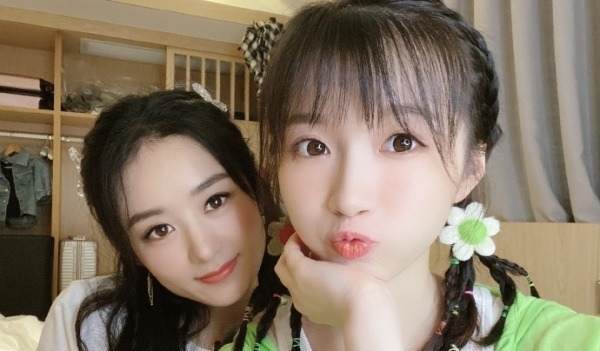 活在别人微博里的赵丽颖,与杨超越同框比美,气质差距很明显