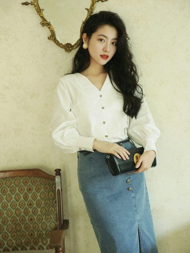 衬衫|秋天怎么穿才高级洋气,红色衬衫+牛仔裤,基础款搭配也漂亮大方