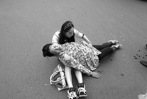 熊孩子|5岁孩子把冰淇淋掉地上,妈妈的教育方式,惊艳到了众人!