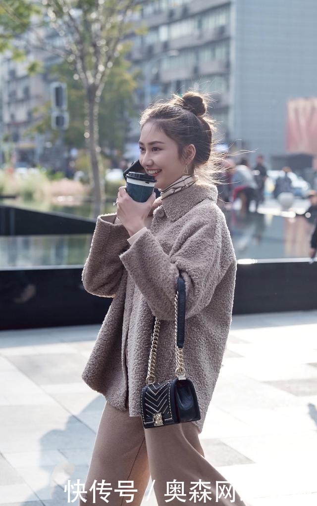 特别|街拍:黑色蕾丝+白色毛衣,美女捂着嘴笑,脚上袜子把小编萌化了