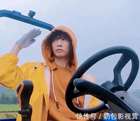 拖拉机|张艺兴工作室询问副业,粉丝介绍开拖拉机,五百一天