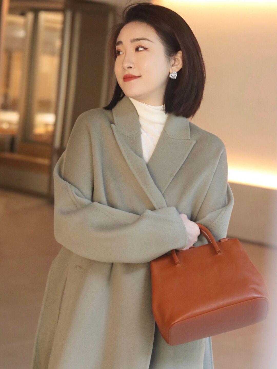 大衣 这个冬天一定要做好保暖工作,棕色羽绒服+直筒牛仔裤,休闲又百搭!