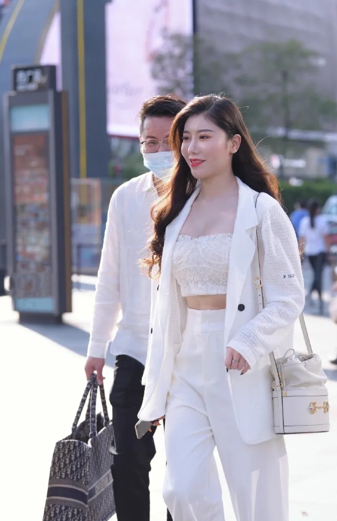 很漂亮,穿白衣的性感动人长发美女