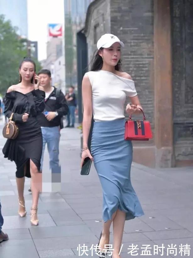青春|街拍:罗衣何飘飘,轻裾随风还,白色单肩上衣配半身裙的青春时髦穿搭