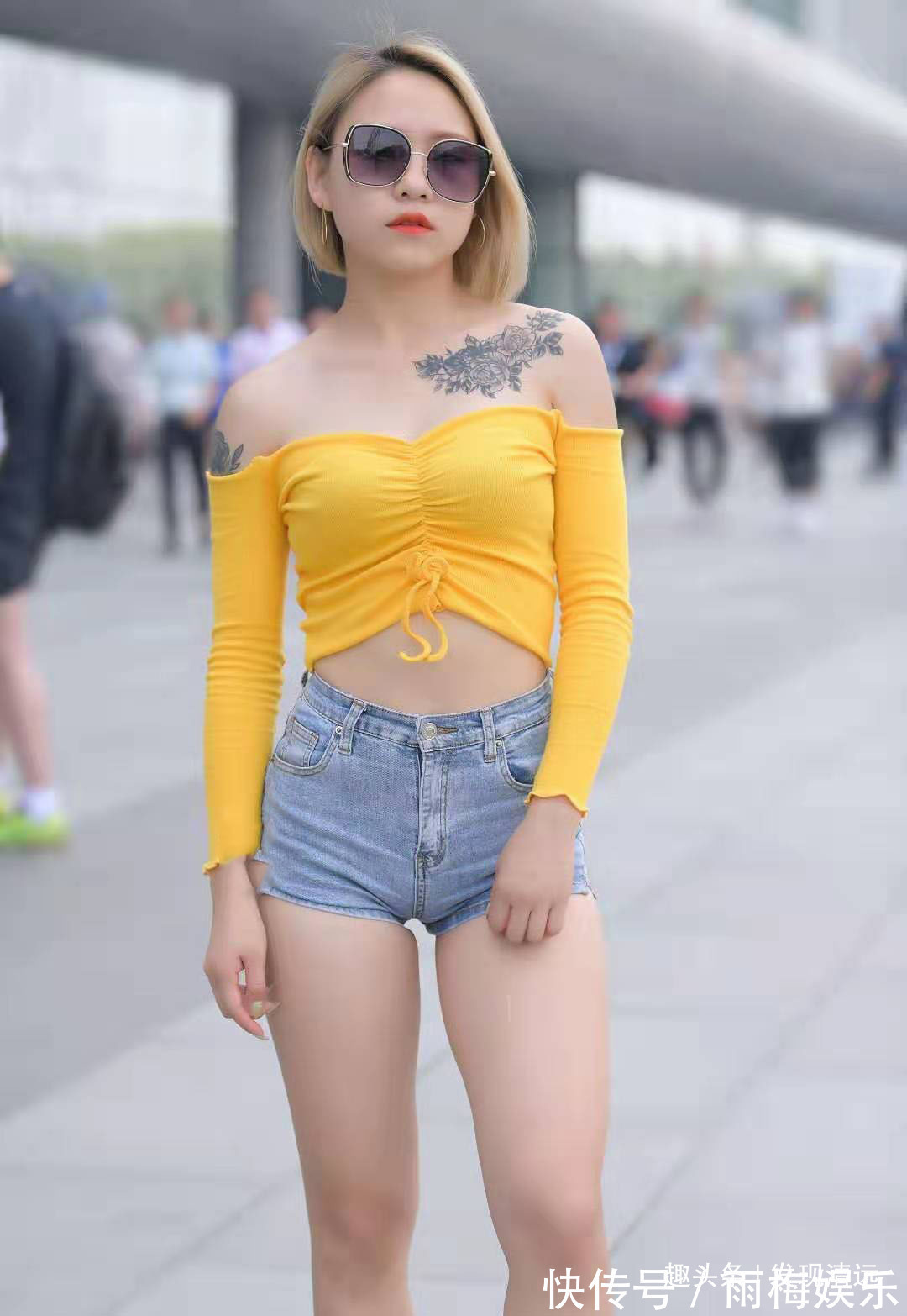 小姐姐 小个子女生这样穿好看又显高,一字肩短衫+热裤,尽显甜美小清新