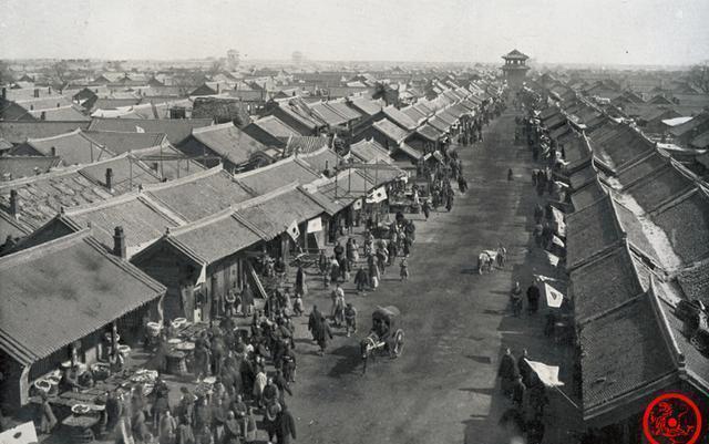 令人|晚清老照片：沈阳城内这一幕令人愤怒，年轻夫妻亲密合影