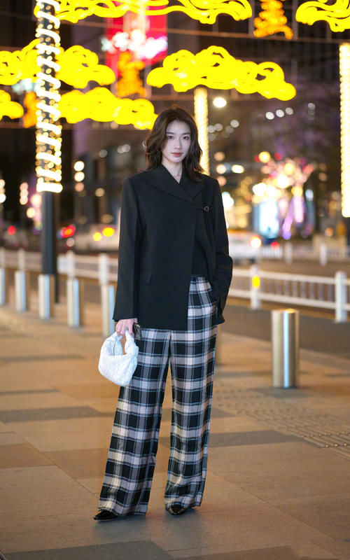 早春穿“阔腿裤”很舒适，但要搭对了“鞋子”才会更加时髦