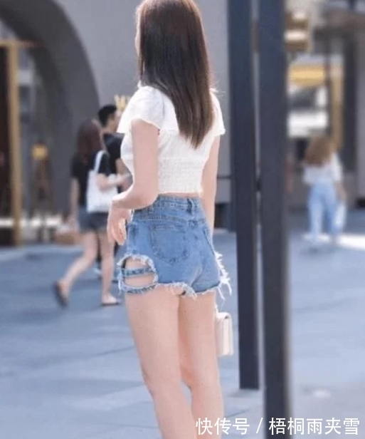 上衣|白色露脐上衣搭配经典牛仔热裤俏皮减龄尽显优雅