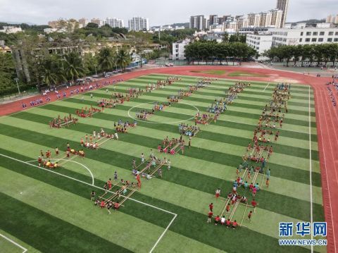 学生在保亭中学校园|海南保亭：校园欢跳竹竿舞