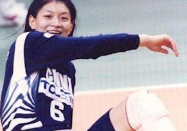 天才|女排天才毀約赴美深造，郎平鏡頭前哽咽聲明，宣布她被永久除名