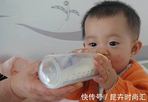 脾胃|这4个动作一出现,是宝宝在告诉你“我吃饱了”,再喂会伤脾胃