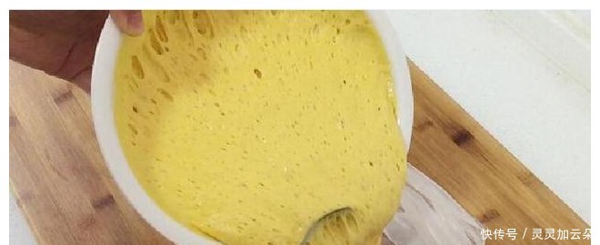 玉米面|玉米面别再蒸馒头了,试试这样做,一搅一挤,味道100个赞!