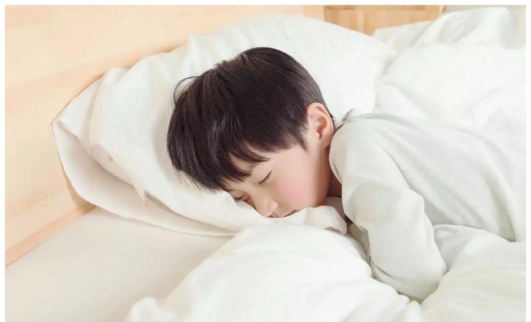 睡姿|孩子睡觉用这两种睡姿,宝妈该反思了,孩子的缺爱问题有点严重