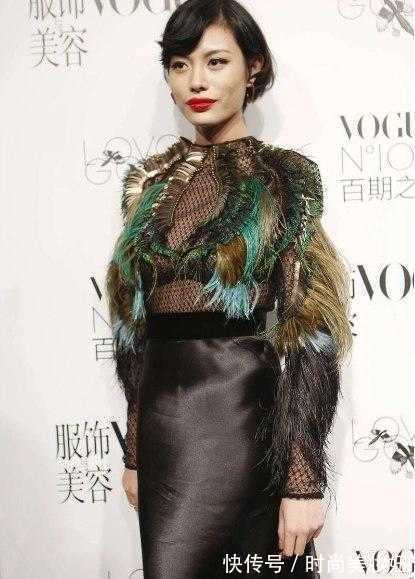 穿搭|葛荟婕真有“国际范”,穿镂空羽毛衣配皮裙好高级,大红唇太抢镜