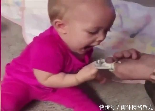 女儿|爸爸假装要抢女儿手里的钱, 2岁宝宝的反应萌翻了