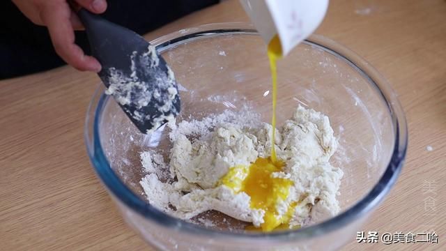 传统|颠覆传统面包做法：只用普通面粉、只揉面3分钟，一样拉丝香软