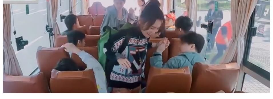 蘑菇|黄磊有门不走非要翻窗，成仓库股东拽到爆，张艺兴迷上游戏机
