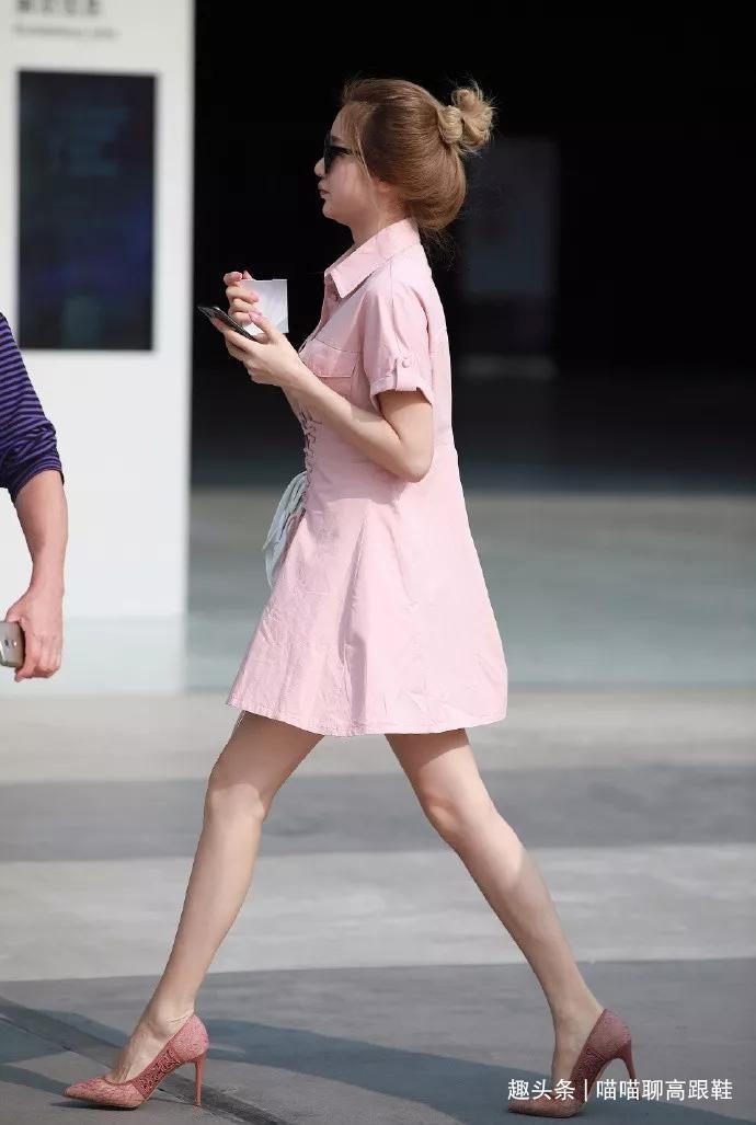 美女,脚上搭配一双红色的高跟鞋,迷人的气质不只一点点