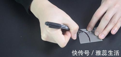 衣服上的吊牌别扔了, 剪几刀, 放在厨房里有大用处, 省钱又实用