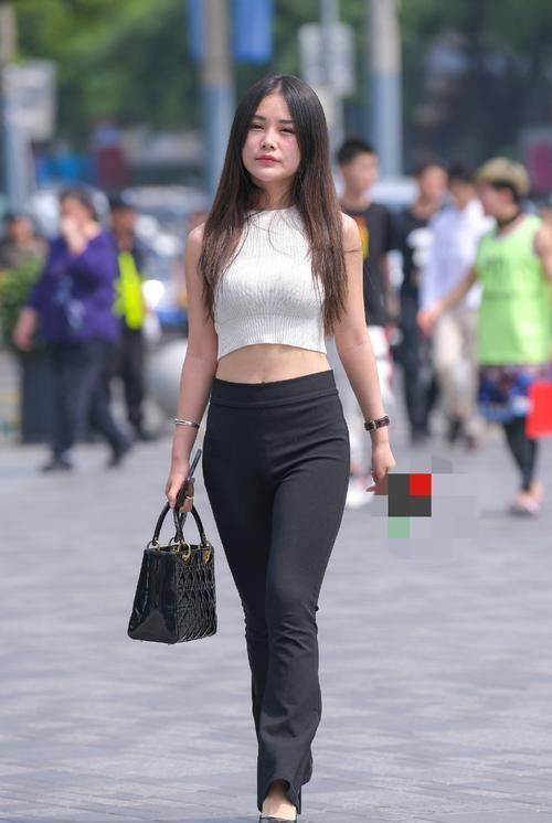 小姐姐黑白配色的穿搭,给人一种很养眼的感觉