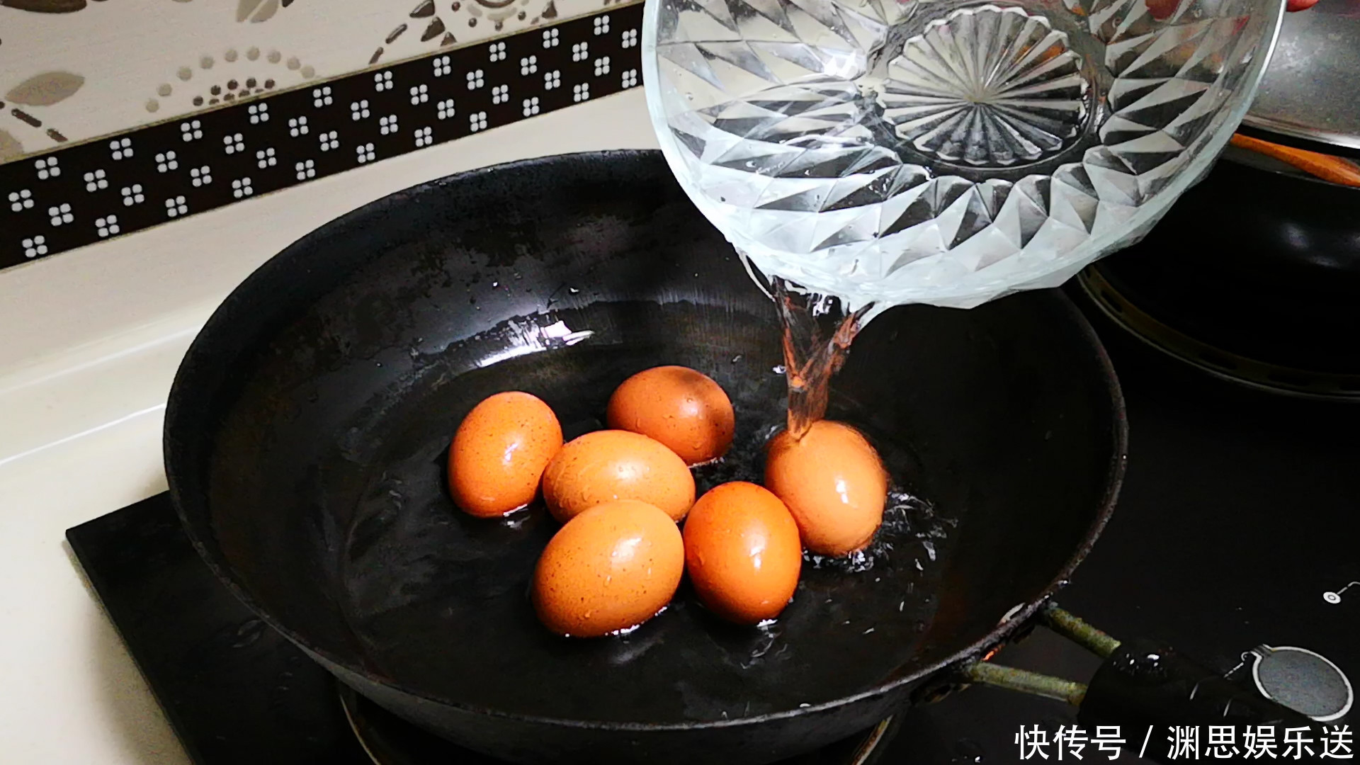 秘诀|煮鸡蛋,不能只用清水煮,教你小秘诀,蛋壳一剥就掉,还特别香嫩