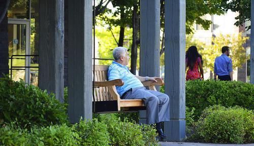 降压穴|默默讲穴位之曲池穴，它是人体自带的降压穴，人到中年要多揉一揉